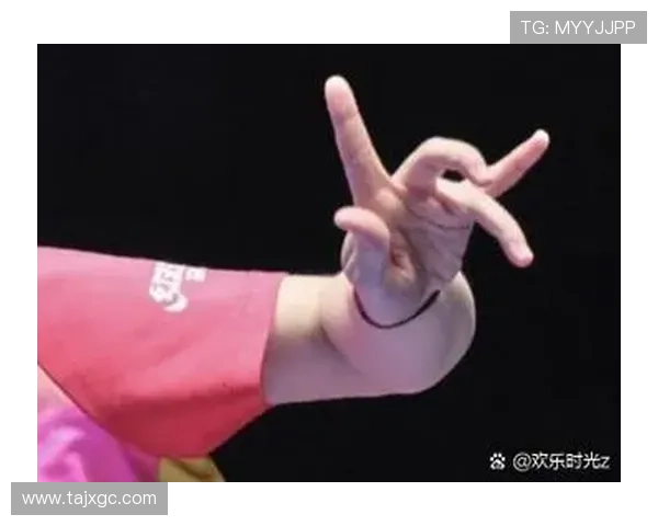 足球明星因手部受伤紧急打绷带备战重要比赛展现坚韧不拔的精神