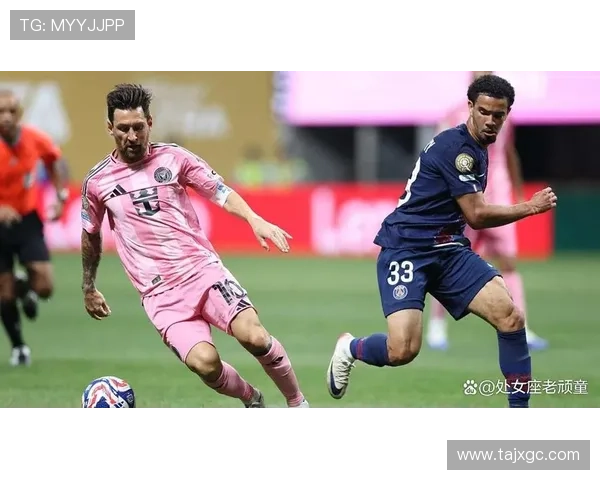 足球明星因不雅动作引发争议球迷反应不一引发热议