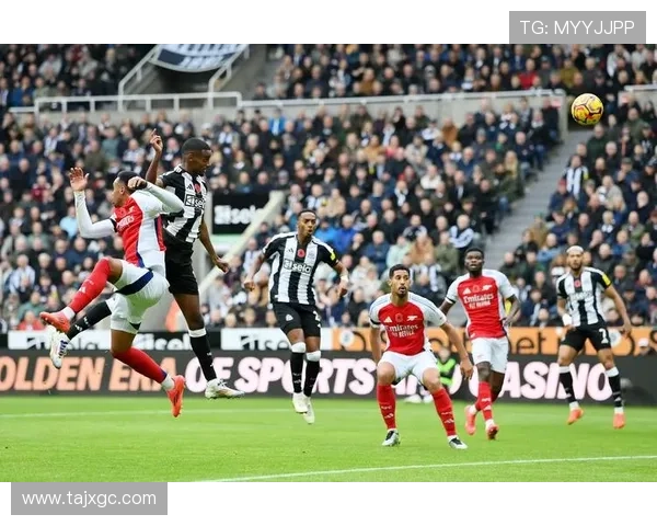 足球明星在赛场上展现风采与激情的精彩瞬间与背后故事 足球明星在赛场上展现风采与激情的精彩瞬间与背后故事